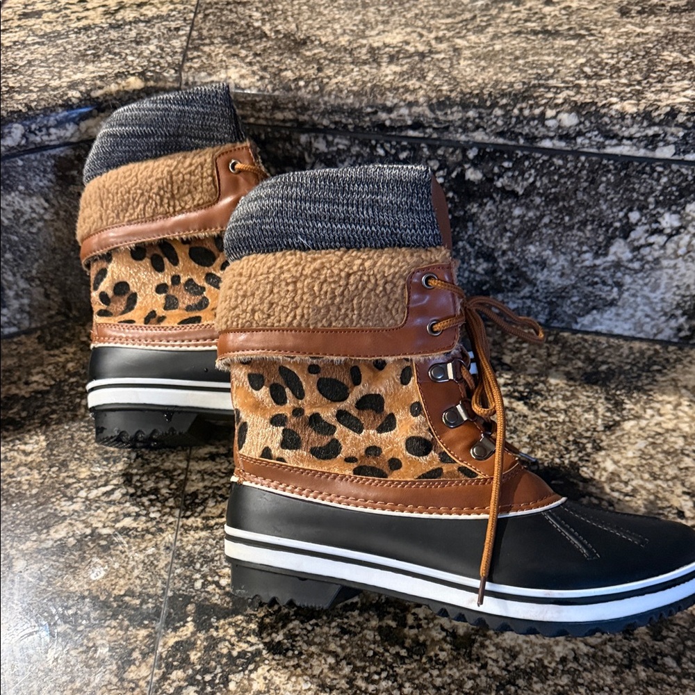 Forever Women’s Stylish Leopard Print Duck Boots - Picture 2 of 10